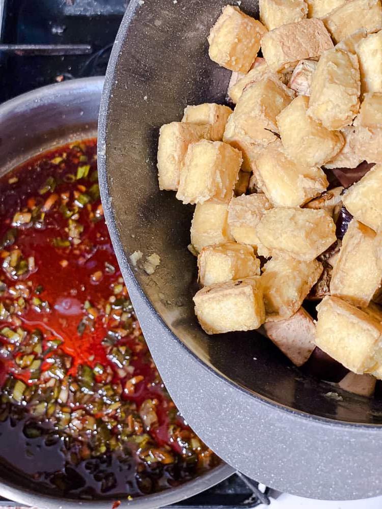 Klebrige Aubergine und Tofu 8 process shot showing tofu being added to pan
