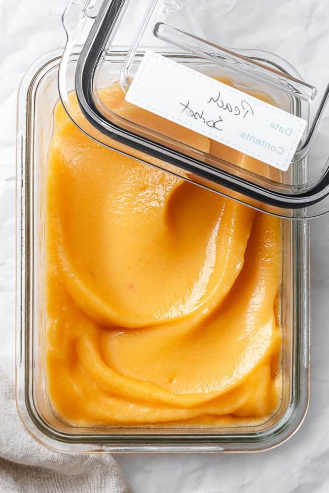 **Pfirsich Sorbet** 8 Pfirsich Sorbet in einem Glasbehälter zur Aufbewahrung.