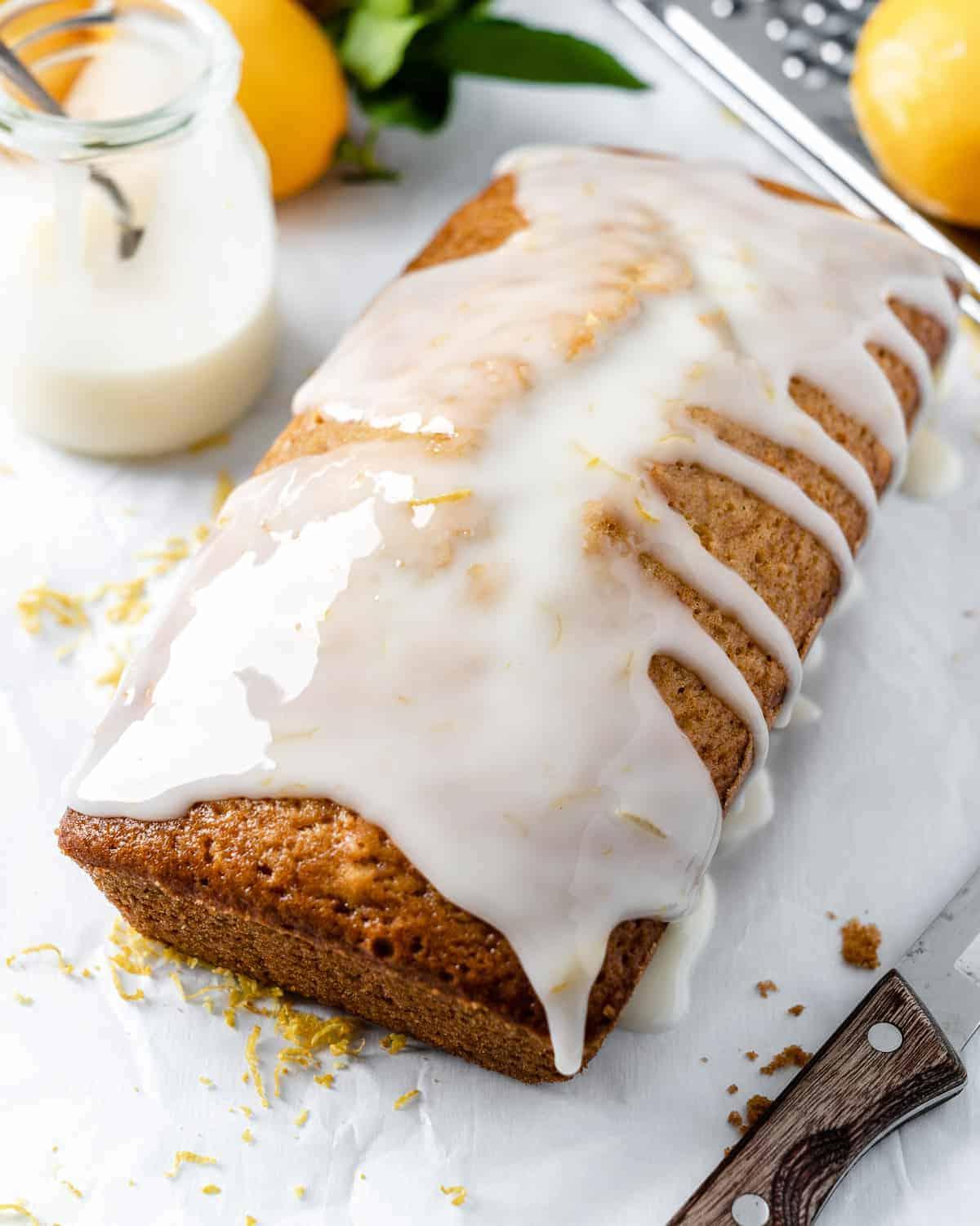 Fertiger Zitronen-Rührkuchen vor weißem Hintergrund