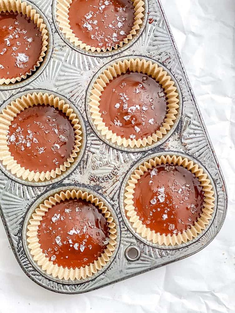 Prozessaufnahme: Vorgekühlte vegane Erdnussbutter-Cups.