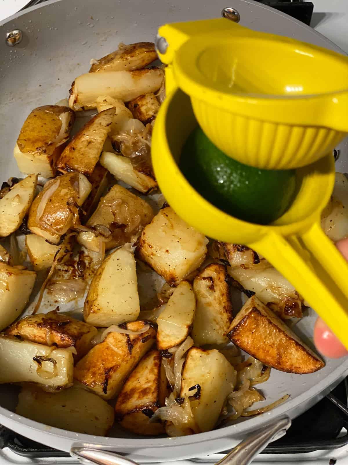 Knusprige Bratkartoffeln Rezept 8 Arbeitsschritt: Limettensaft in die Pfanne pressen