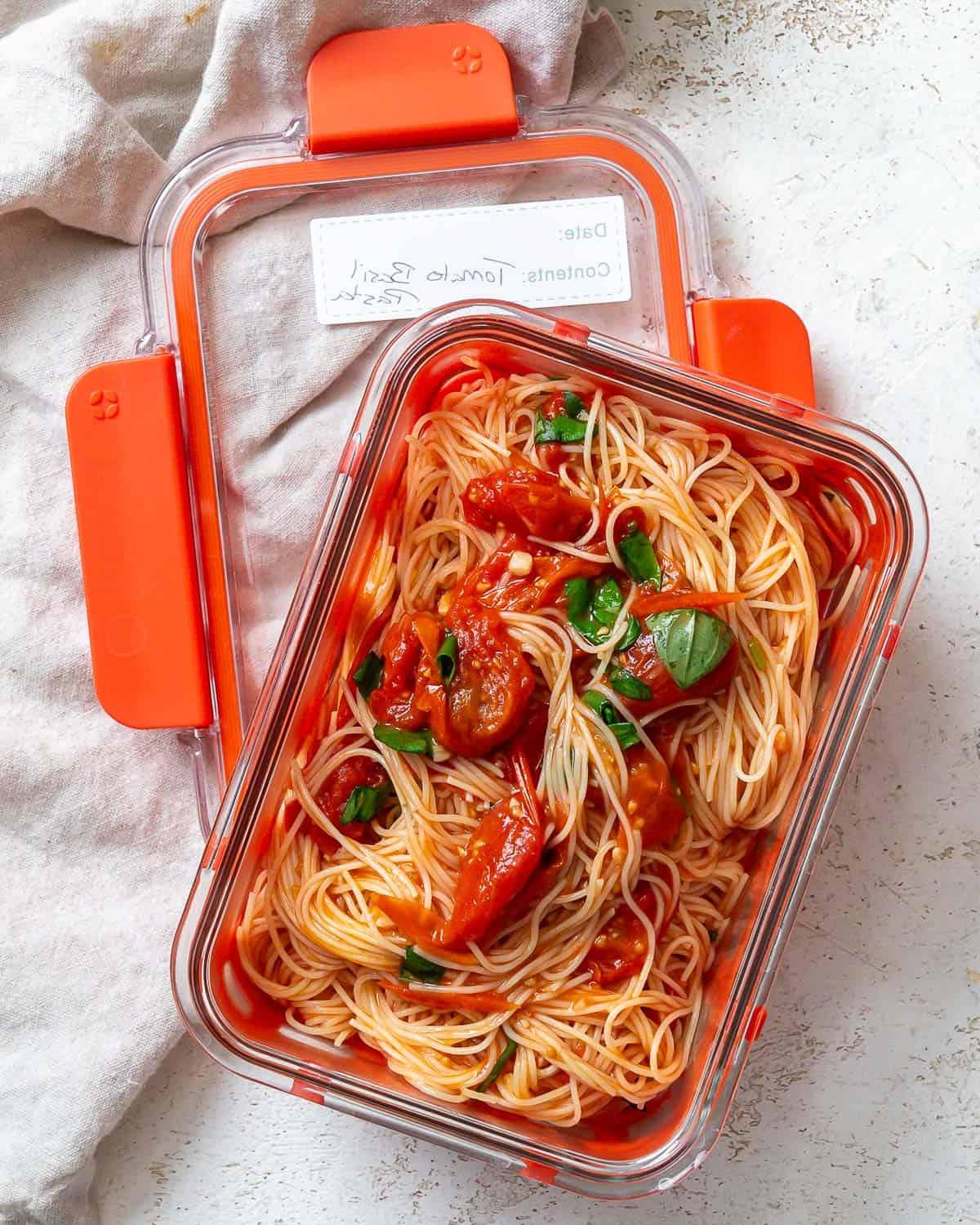 15-Minuten-Kirschtomaten-Basilikum-Pasta 8 Fertige 15-Minuten-Kirschtomaten-Basilikum-Pasta in einem praktischen Aufbewahrungsbehälter für Mahlzeiten