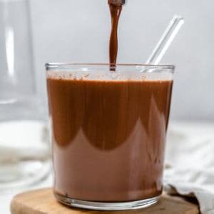 Schokoladen-Bananen-Milchshake 8 Fertiger Schoko-Bananen-Milchshake in einem Glas