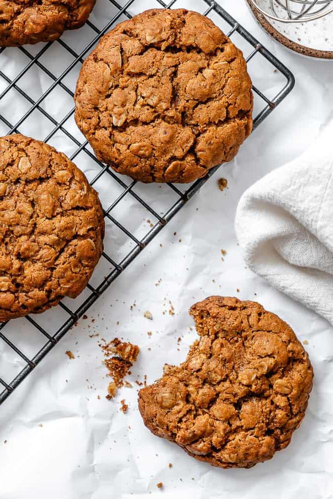 Lebkuchen-Haferflocken-Kekse 8 Fertige Lebkuchen Haferkekse auf einem Abkühlgitter