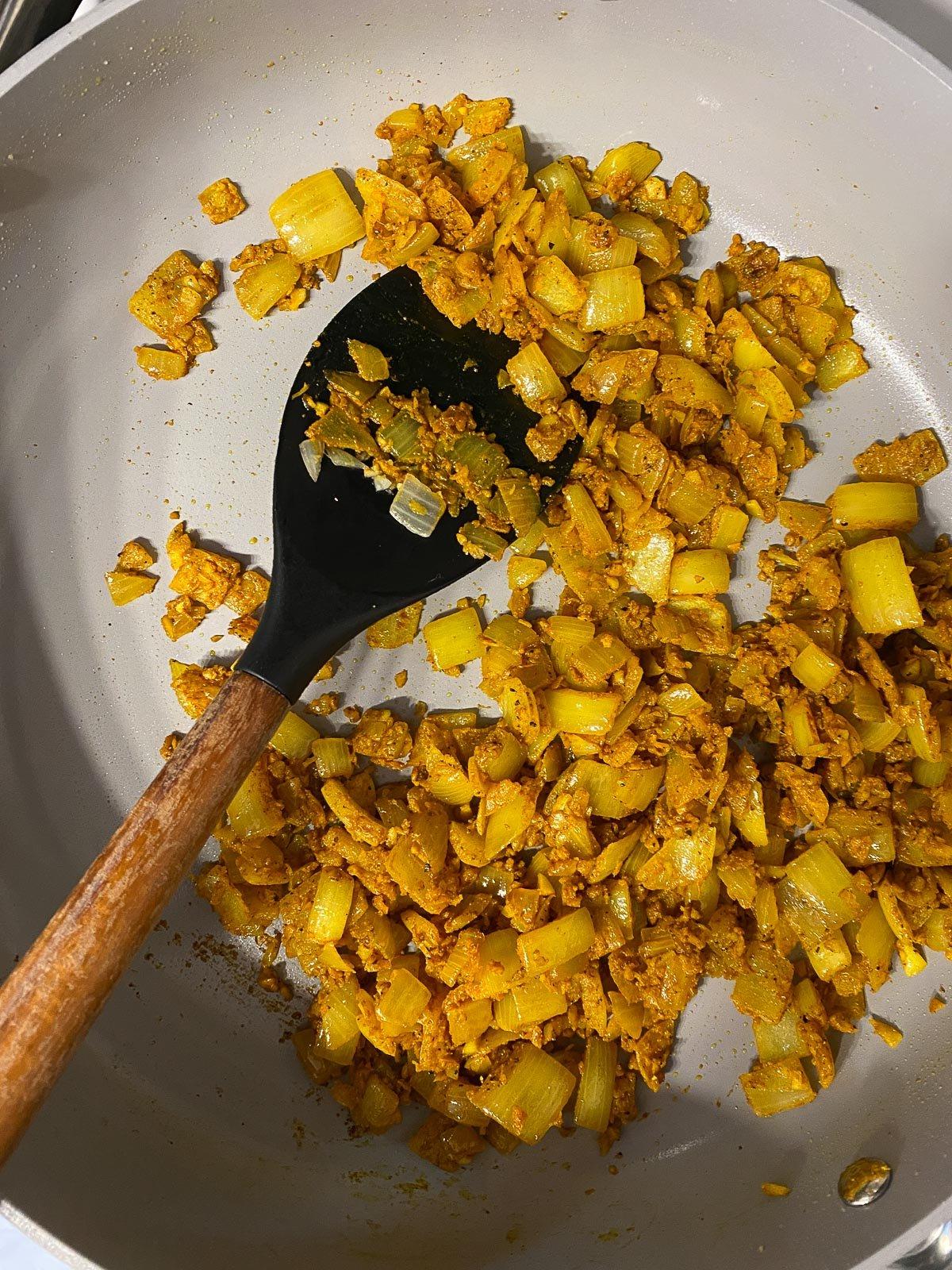 Einfaches gelbes Dal-Rezept 8 Zutaten in der Pfanne vermischt