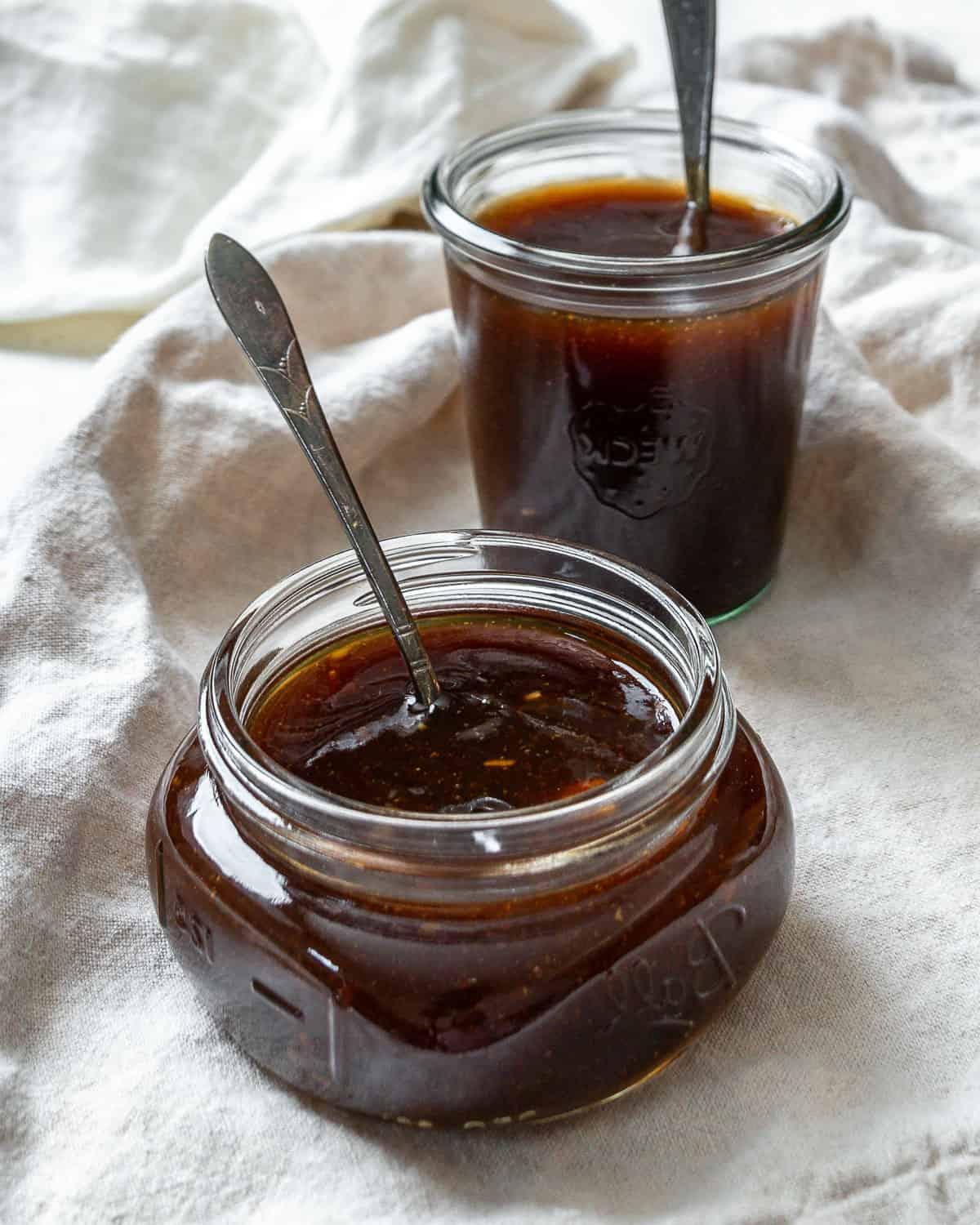 Einfache Vegane Teriyaki-Soße 8 completed Easy Vegan Teriyaki Sauce in two jars