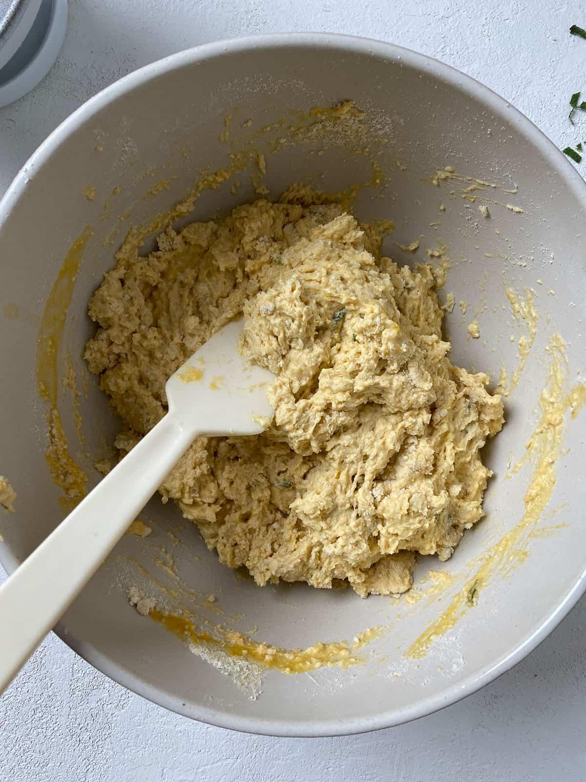 Butternusskürbis-Salbei-Gebäck 8 Zutaten für Butternut-Kürbis-Salbei-Biscuits werden in einer Schüssel vermischt.