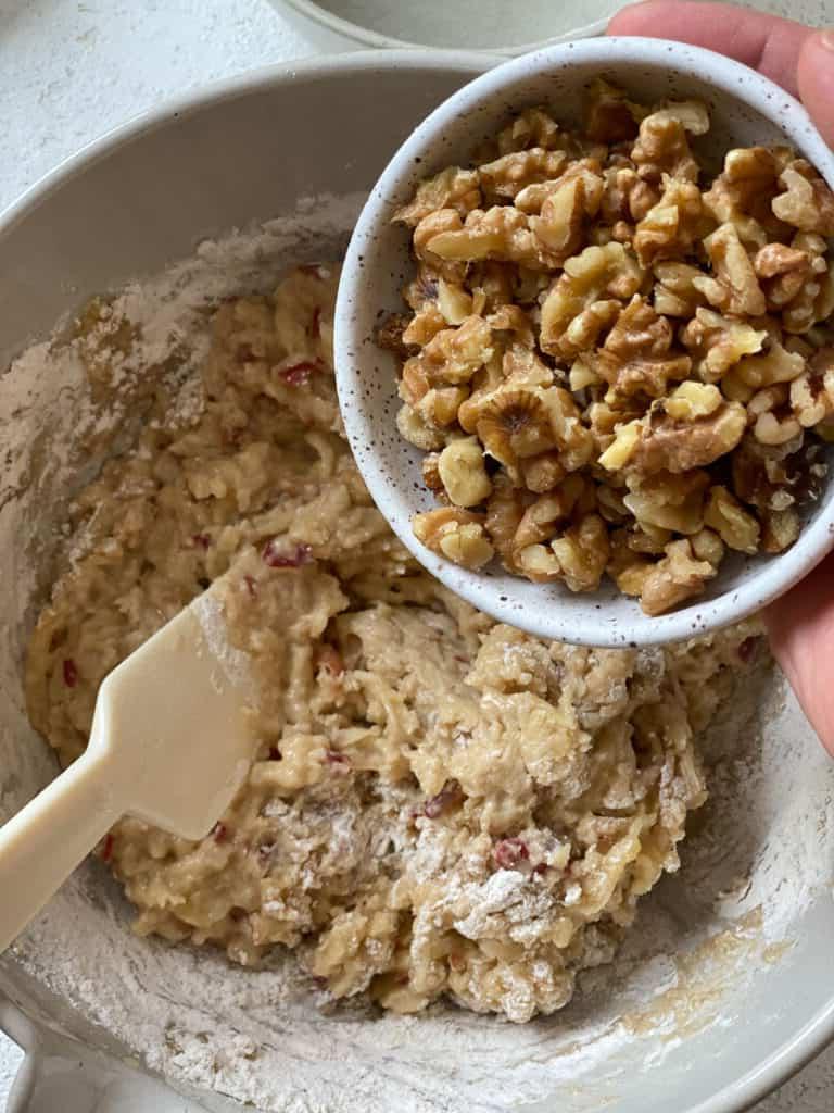 Einfache Vegane Apfelmuffins 8 Arbeitsschritt: Walnüsse zur Apfelmuffinmischung geben