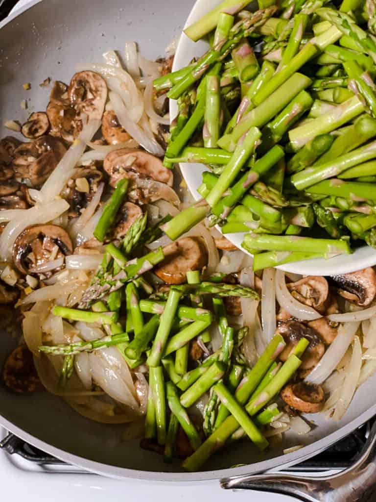 Cremige Reisnudelpfanne 8 Spargel wird in die Pfanne gegeben
