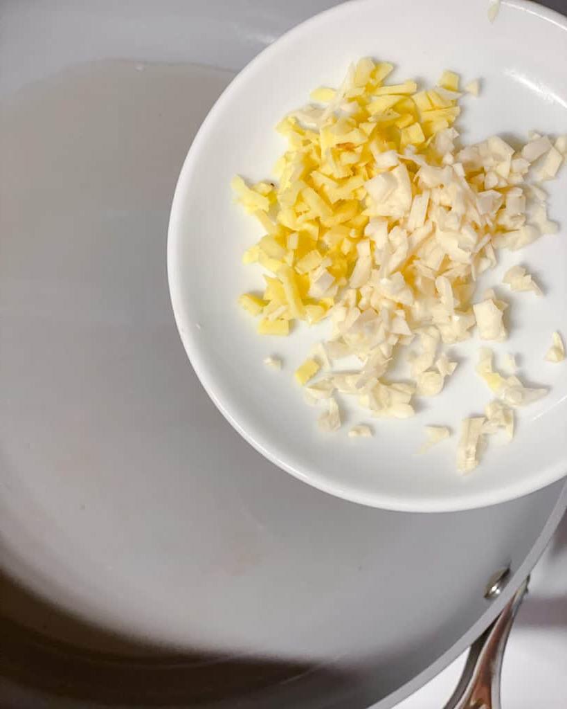 Einfaches Wok-Gemüse 8 Prozessaufnahme des Hinzufügens von Knoblauch und Ingwer zur Pfanne