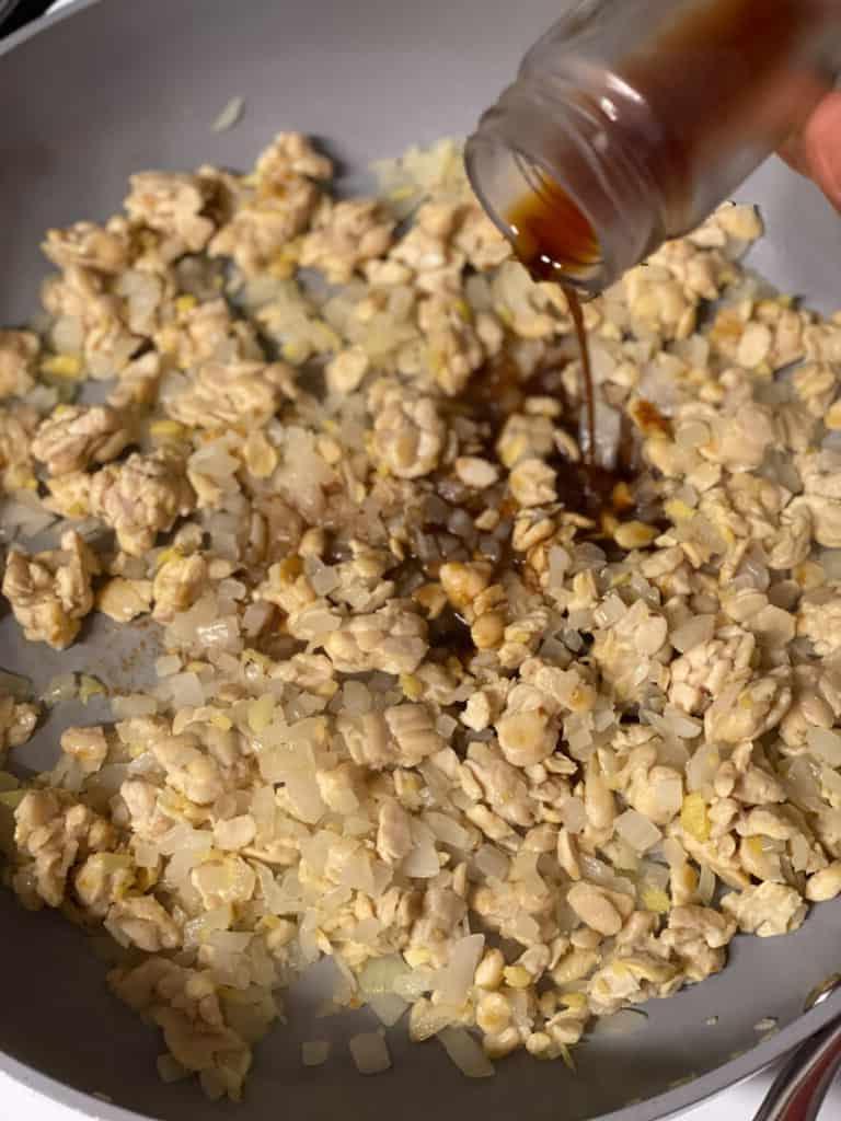 Pfannengebratenes Tempeh mit Ingwer-Sojasauce 8 Schritt 5: Sojasauce in die Pfanne geben