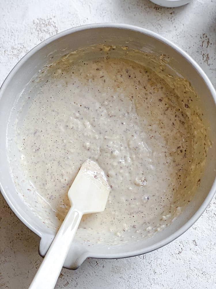 Vegane Waffeln 8 Ein Prozessschritt, der das sanfte Mischen der nassen und trockenen Zutaten in einer großen Rührschüssel zeigt, bis sie gerade so kombiniert sind.