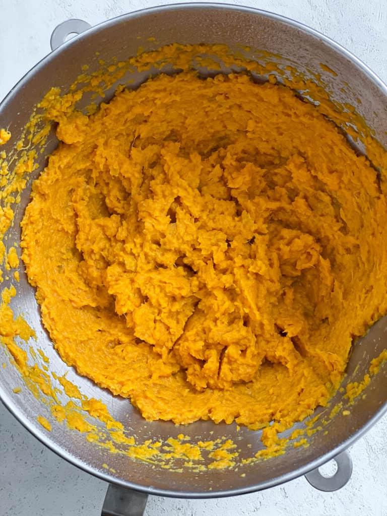 Veganer Süßkartoffelkuchen 8 Nach dem Pürieren der Süßkartoffeln im Topf