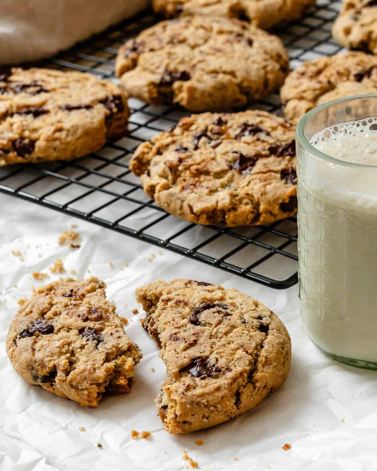 Fertig gebackene milchfreie Chocolate Chip Cookies auf einem Gitterrost und einer weißen Oberfläche