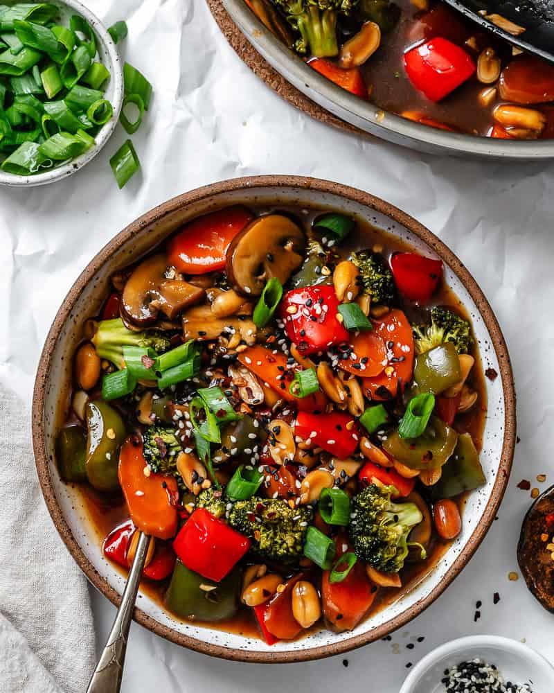 **Kung Pao-Gemüse** 8 Fertiges Kung Pao Gemüse auf einem Teller.