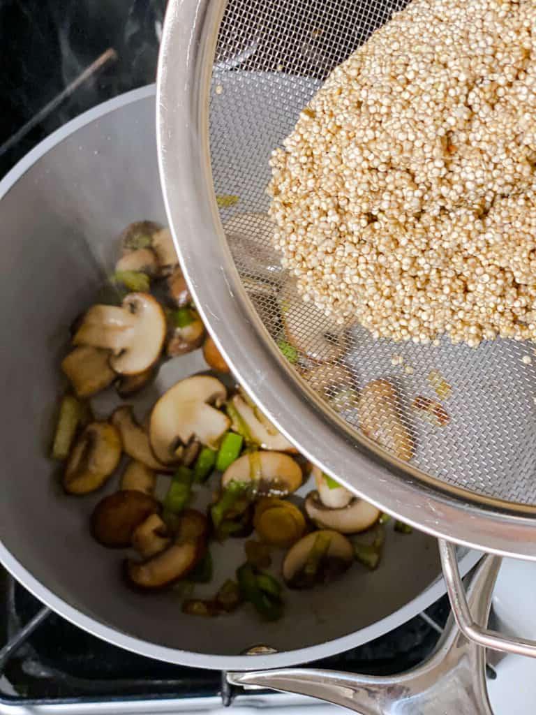 Gesunde Quinoa Gemüse-Bowl 8 Verarbeitungsschritt: Quinoa in Pfanne geben