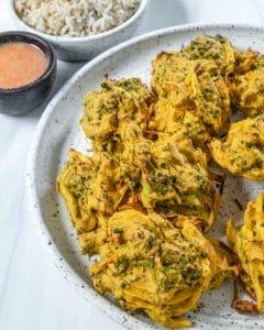 Fertige Brokkoli- und Zwiebel-Pakora auf einem Teller angerichtet
