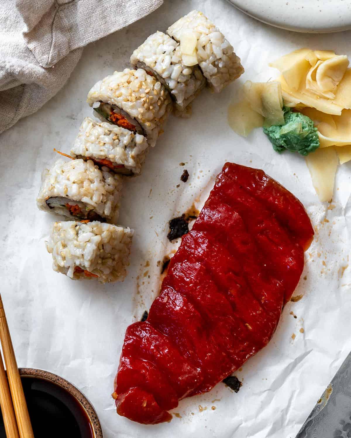 Fertiger veganer Wassermelonen-Thunfisch (Sashimi + Steaks) auf einer weißen Oberfläche