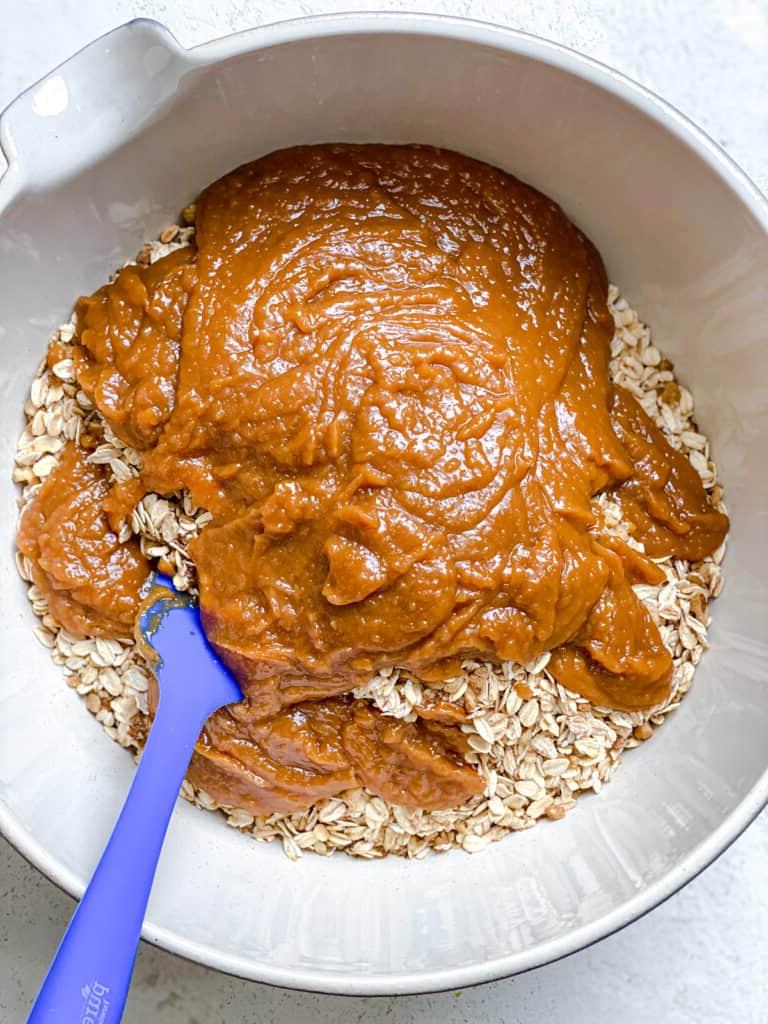 Einfaches Erdnussbutter Granola 8 process shot of mixing ingredients together in a bowl