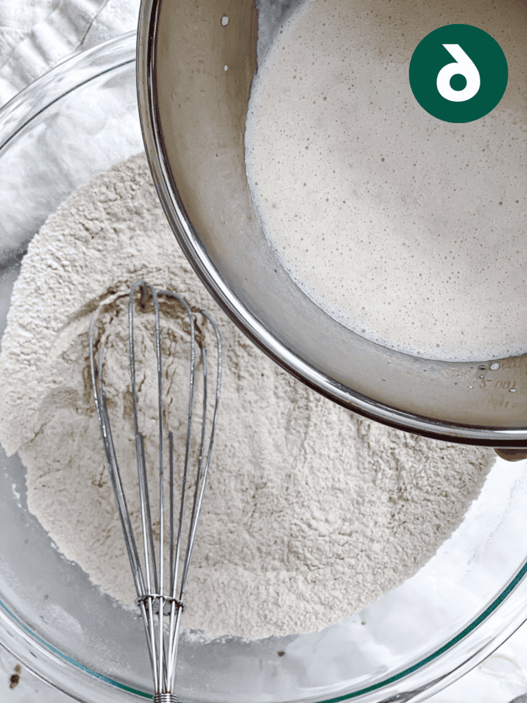 Veganer Karottenkuchen 9 Schritt: Flüssigkeiten in Schüssel geben