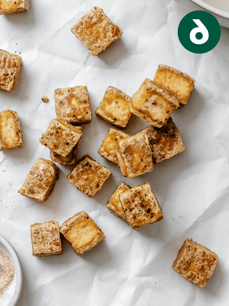Knuspriger Gebackener Tofu 9 Fertiger knuspriger Back-Tofu auf weißer Oberfläche
