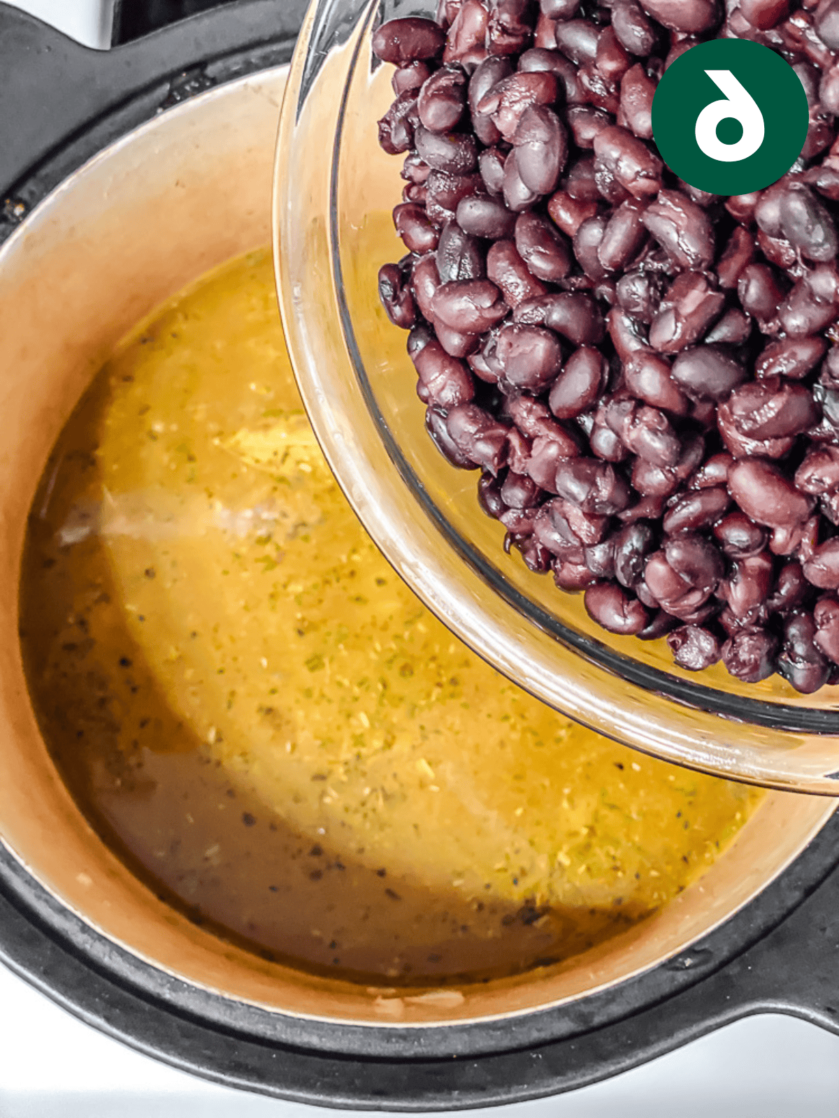 Schwarze Bohnensuppe 9 Schwarze Bohnen in die Suppe in einem großen Topf gießen.