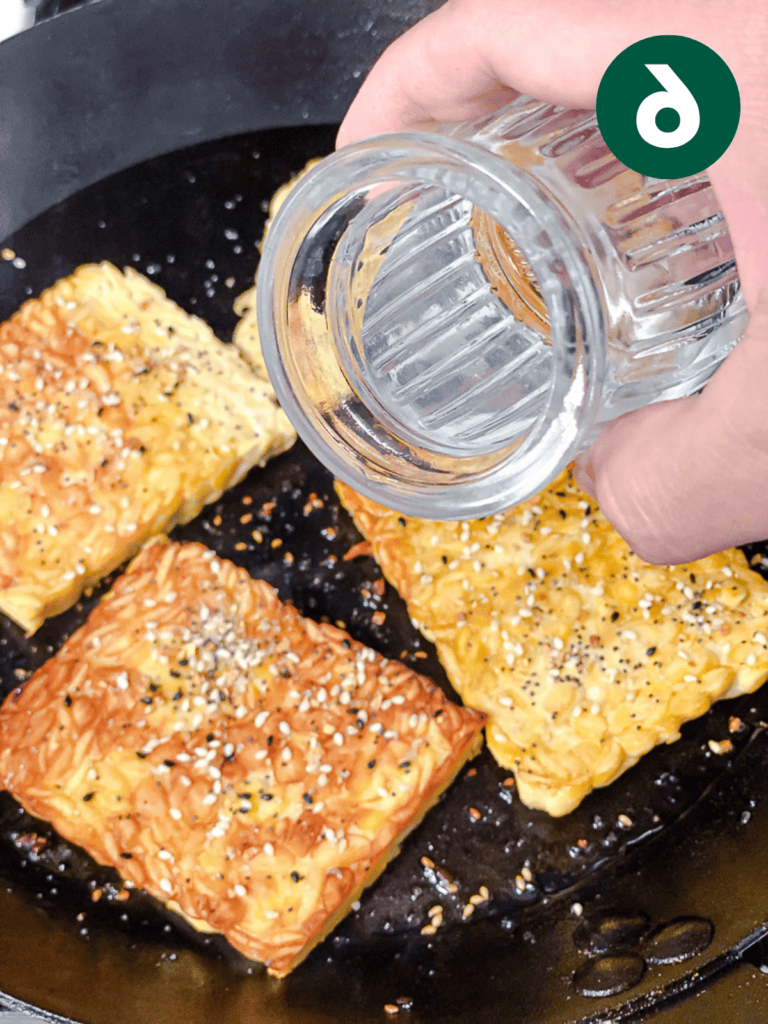 Tempeh-Sandwich 9 Zubereitungsschritt: Wasser zum Tempeh hinzufügen