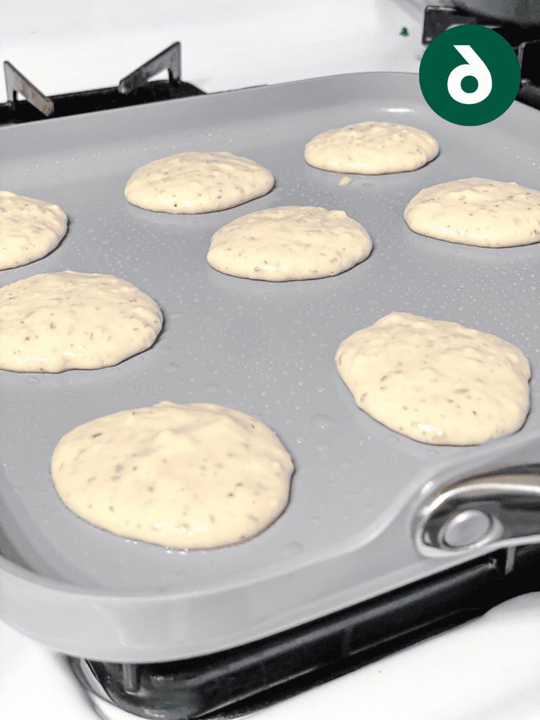 Prozessschritt: Mini-Pfannkuchen in einer Pfanne backen