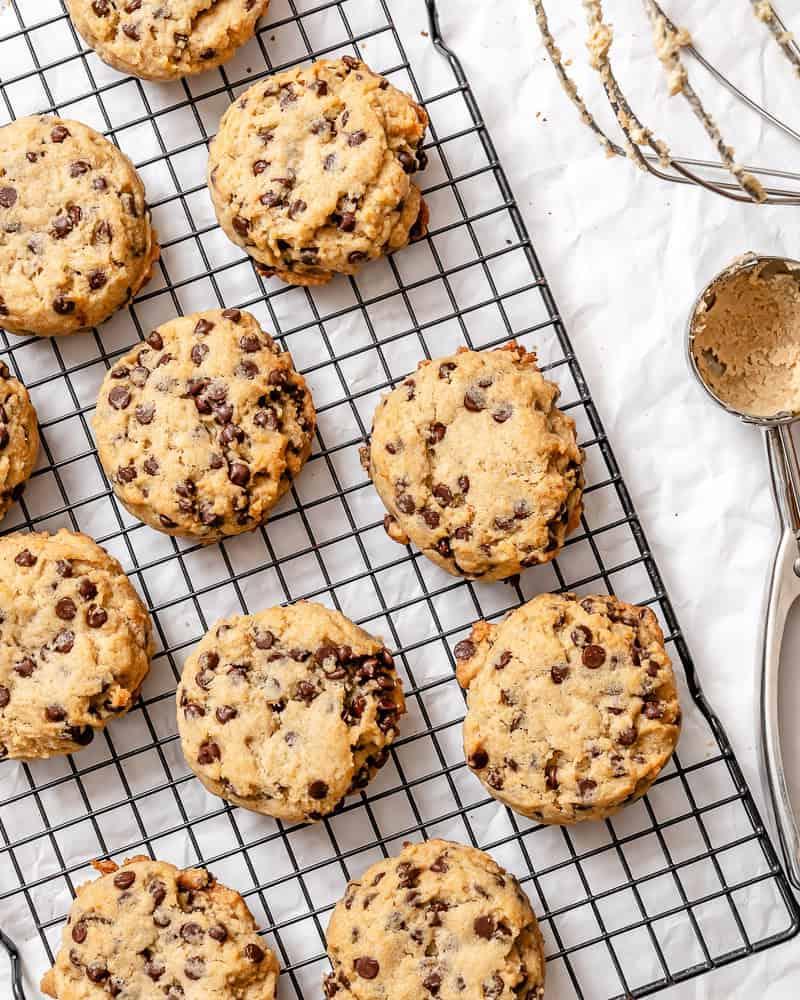 Alles-Drin-Kekse 9 Fertige Kitchen Sink Cookies auf einem Abkühlgitter