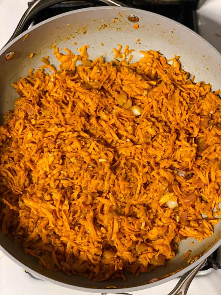 Süßkartoffel-Burritos 9 Alle Zutaten in einer Pfanne vermischen