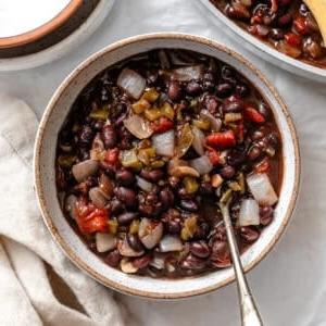 Schwarzbohnen-Chili 9 Eine Schüssel mit Schwarzem Bohnen Chili.