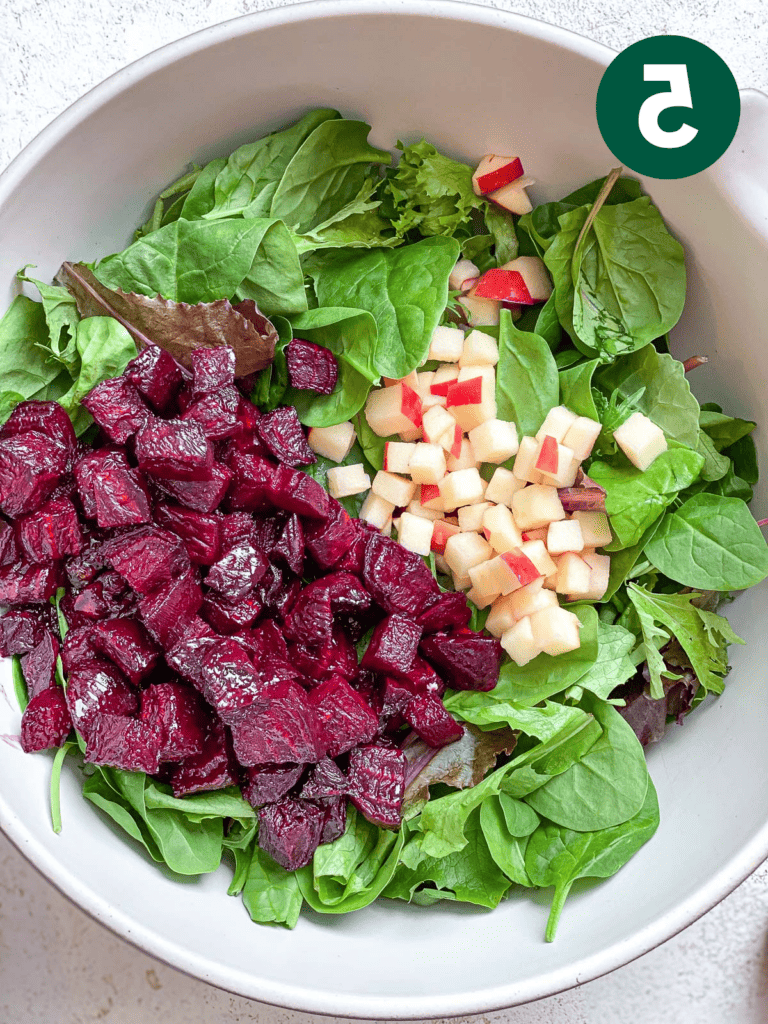 Veganer Gebratener Rote-Bete-Salat (Mit ‘Feta’ und Apfel) 9 Prozessaufnahme des Hinzufügens von Zutaten zum Teller