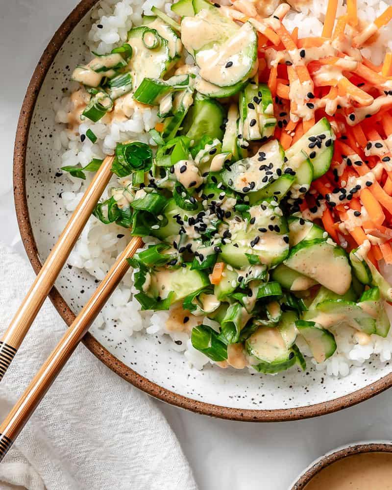 Sushi-Schüssel 9 Eine vegane Sushi Bowl mit Reis und Gemüse.