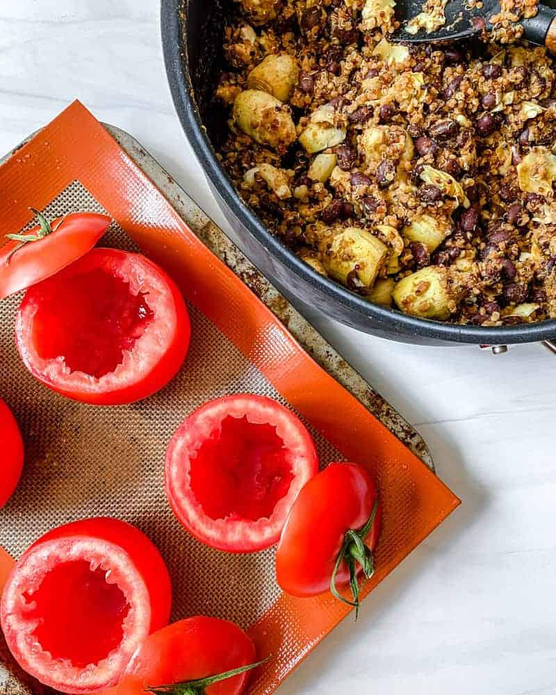 Gefüllte Tomaten 9 Vorbereitete Tomaten neben der Füllung