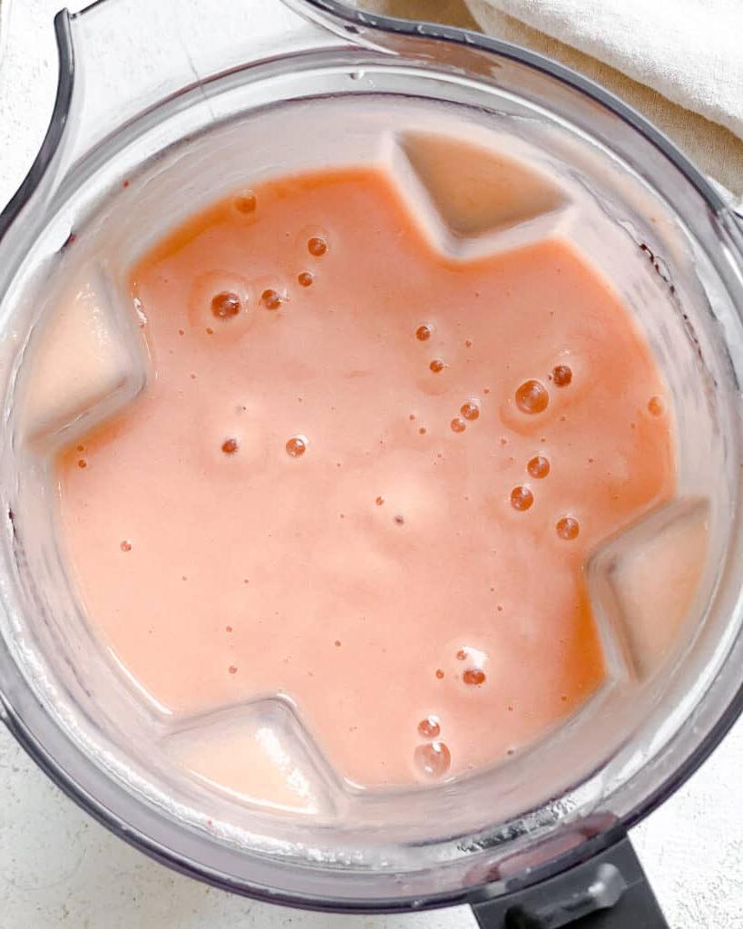 Einfaches Erdbeer-Apfelmus 9 Prozessaufnahme nach dem Pürieren von Erdbeeren und Äpfeln