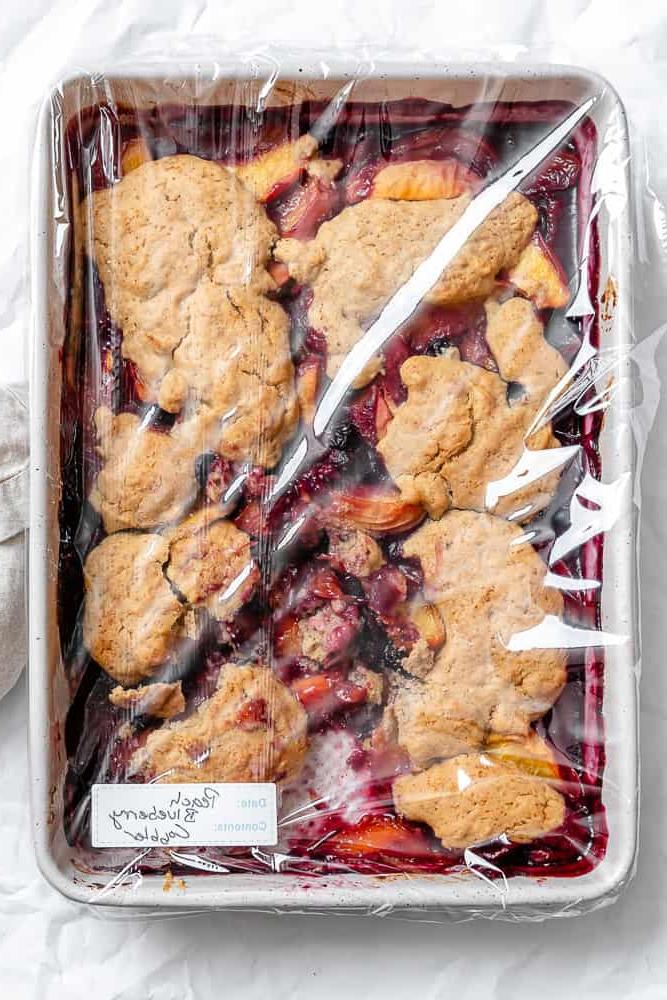 Einfacher Pfirsich- und Heidelbeer-Auflauf 9 Fertiger Pfirsich-Blaubeer-Cobbler in einem Vorratsbehälter