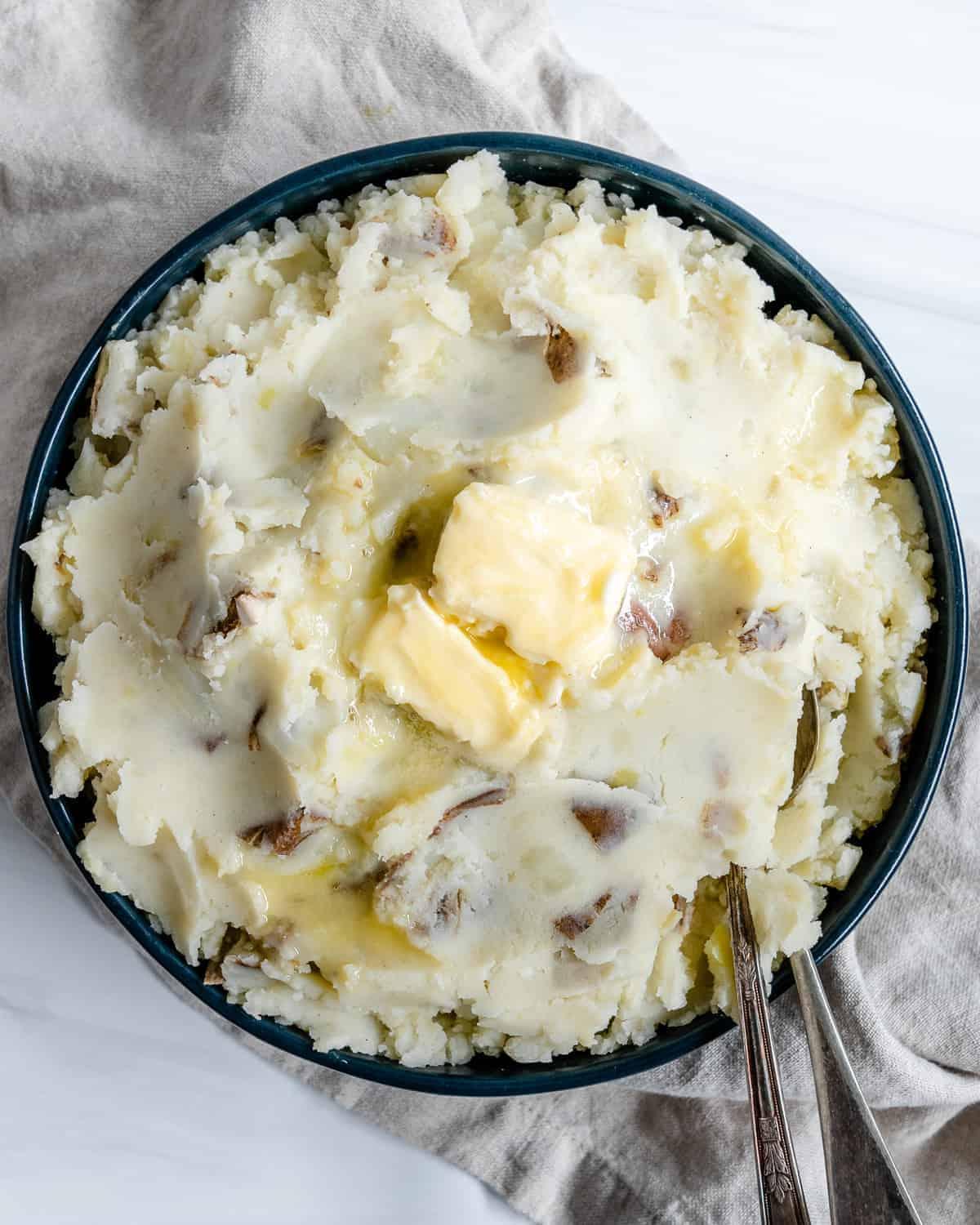 30 einfache vegane Kartoffelrezepte 9 Fertiges veganes Kartoffelpüree auf einem weißen Teller