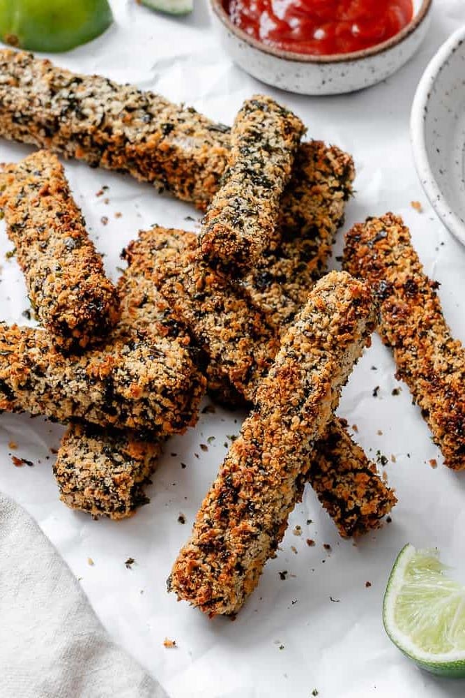 Vegane Fischstäbchen 9 Fertige vegane Fischstäbchen auf einer weißen Oberfläche