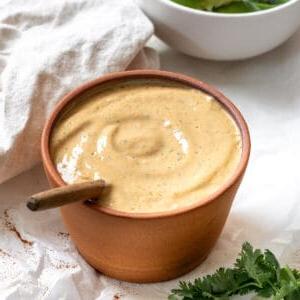 Fertige vegane Chipotle Soße [Taco Salat Dressing] auf weißem Untergrund