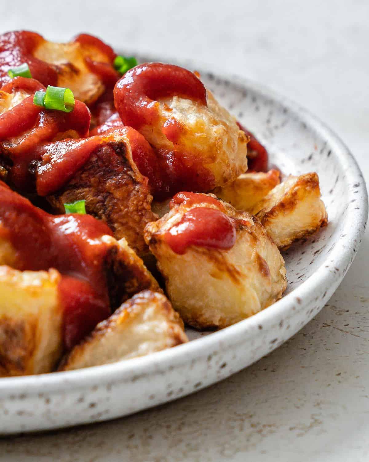 Fertige Patatas Bravas auf einem weißen Teller angerichtet