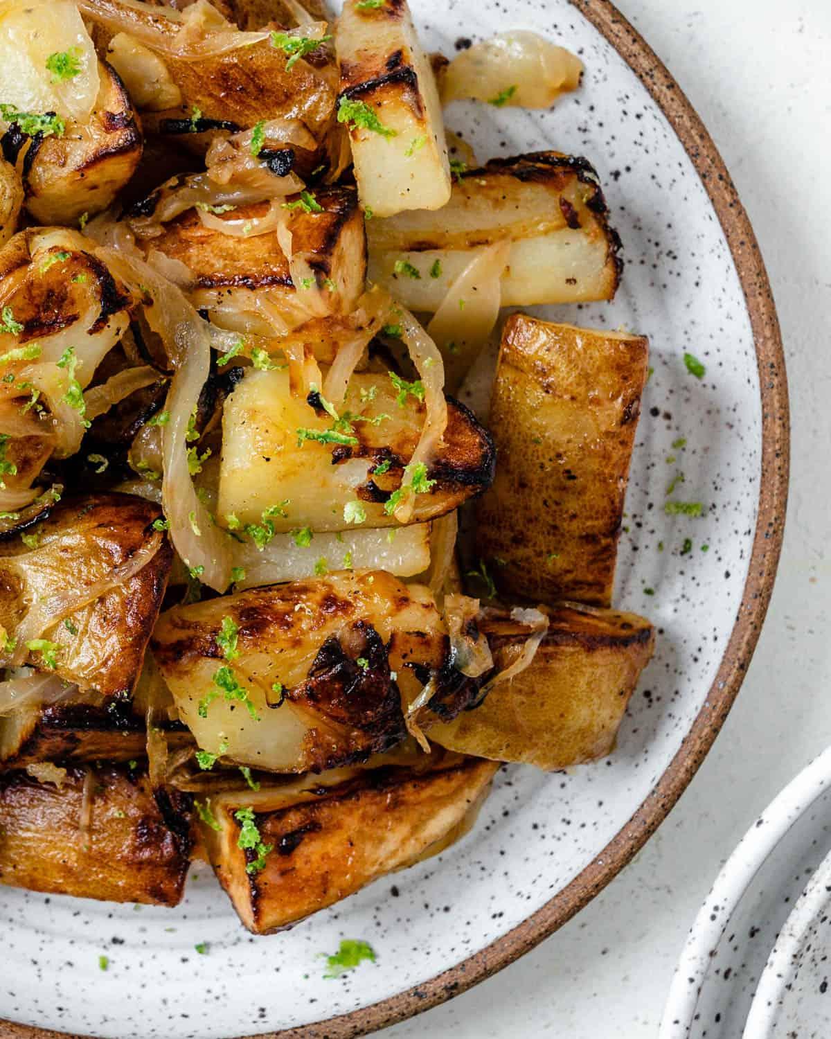 Knusprige Bratkartoffeln Rezept 9 Fertige knusprige Bratkartoffeln auf einem weißen Teller angerichtet