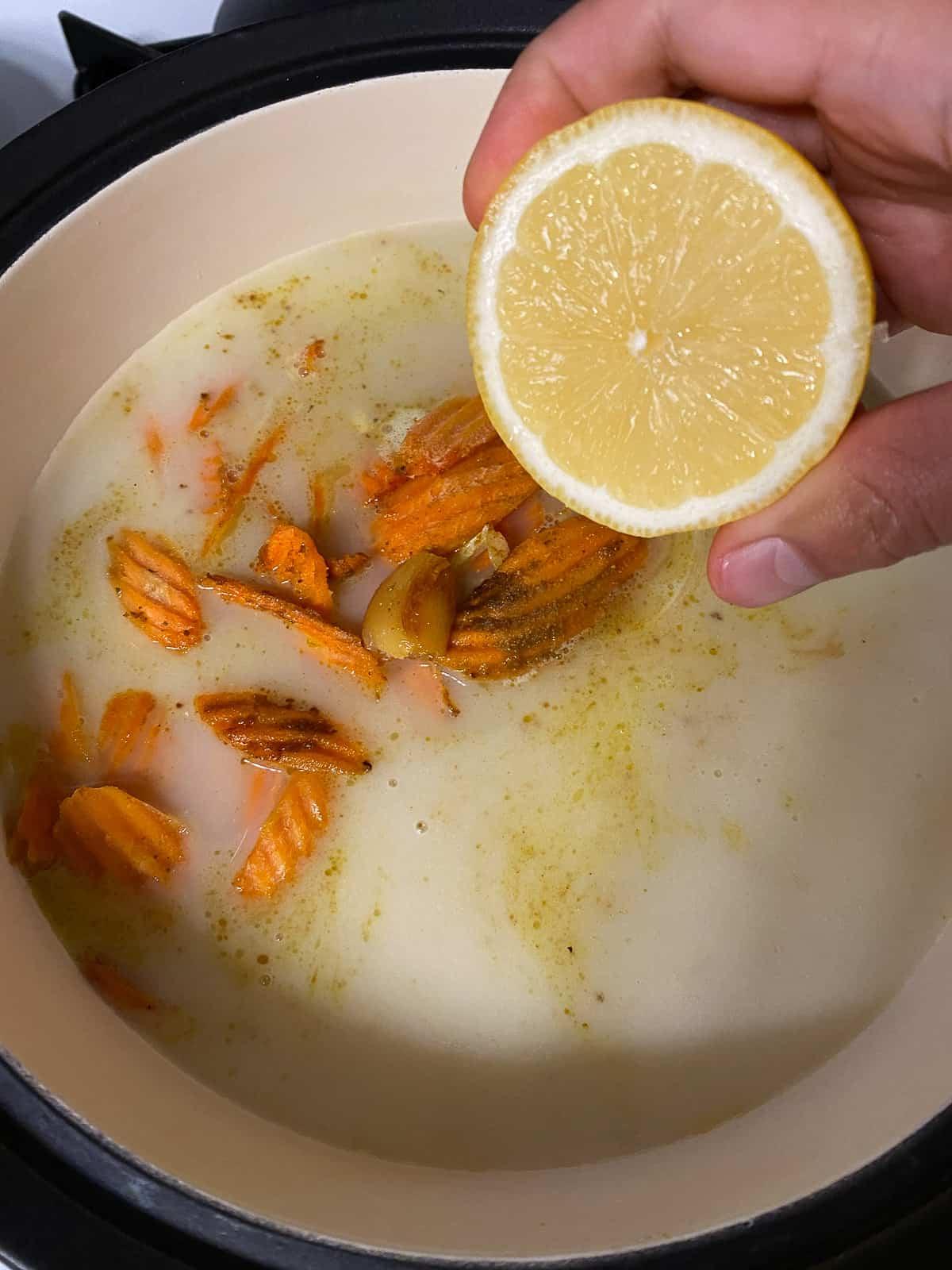 Karotten-Curry-Suppe mit Nudeln 9 Zitronensaft in den Topf geben