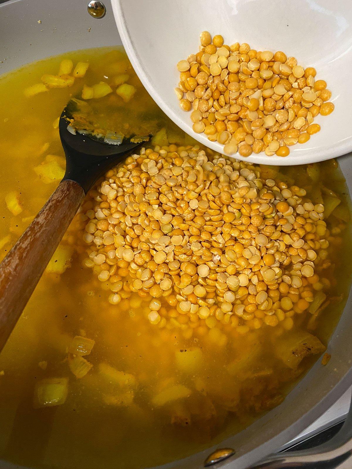 Einfaches gelbes Dal-Rezept 9 Linsen in die Pfanne gegeben