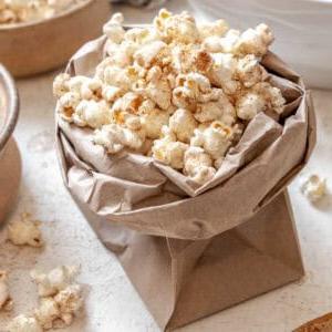 Fertiges Chai-Popcorn in einer Schüssel auf einer weißen Fläche.