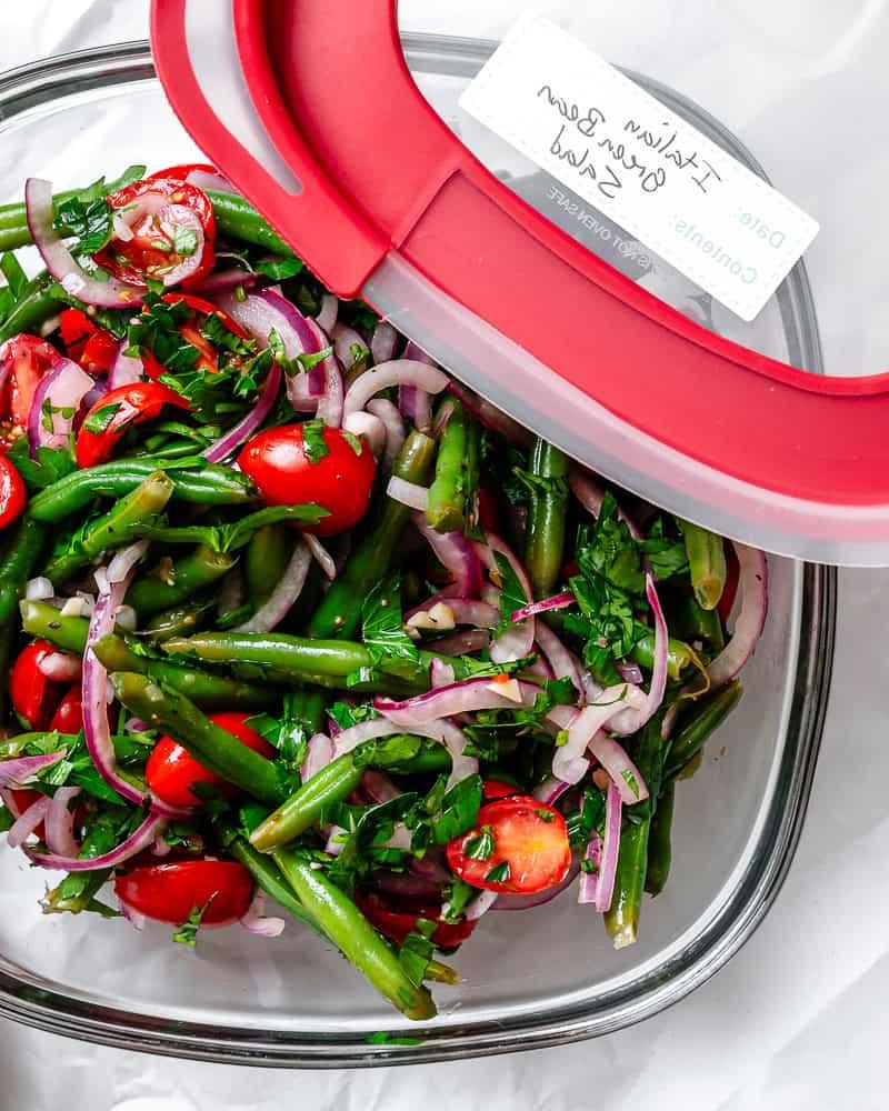 Grüner Bohnensalat 9 Fertig angerichteter grüner Bohnensalat in einer Aufbewahrungsbox