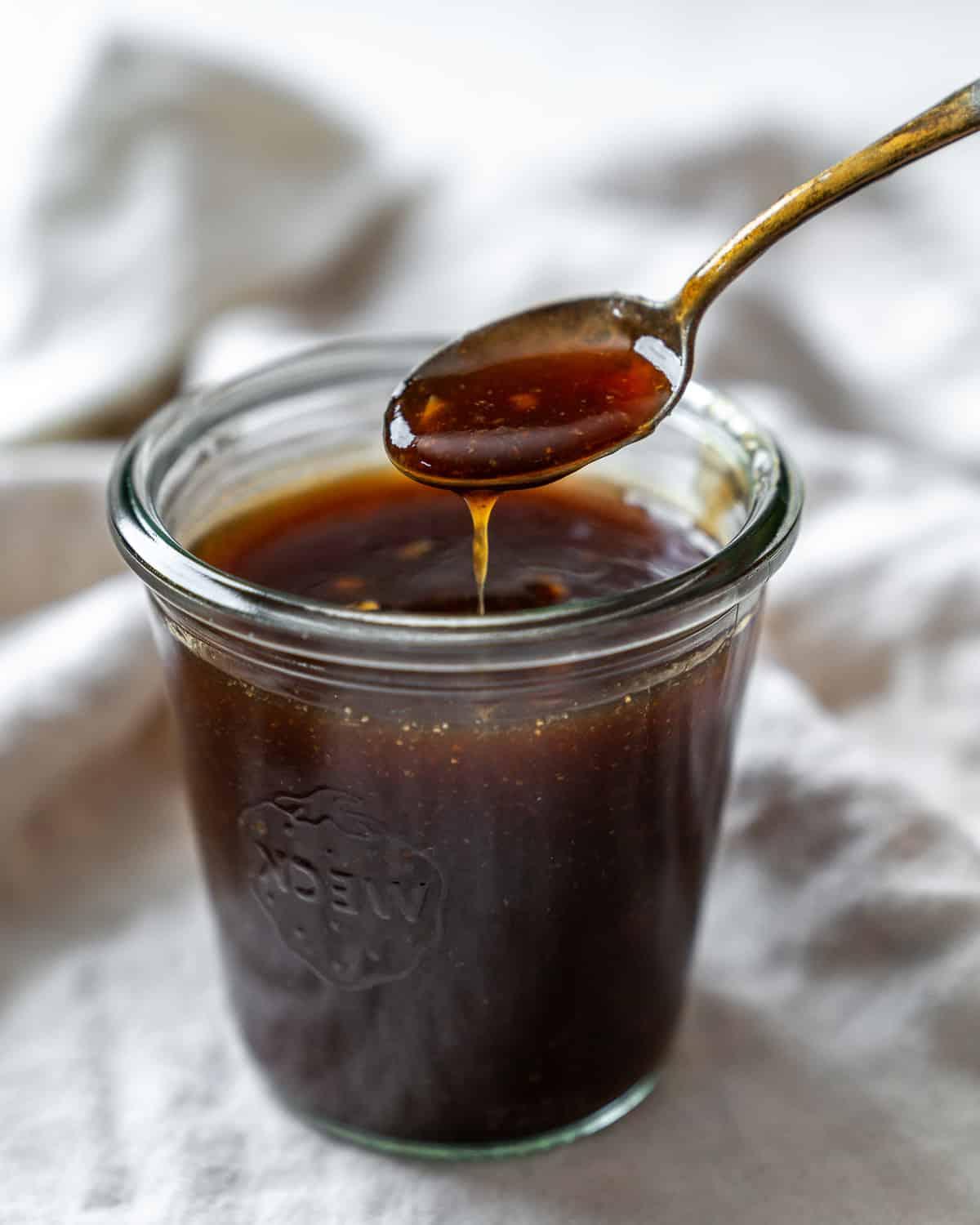 Einfache Vegane Teriyaki-Soße 9 completed Easy Vegan Teriyaki Sauce in jar