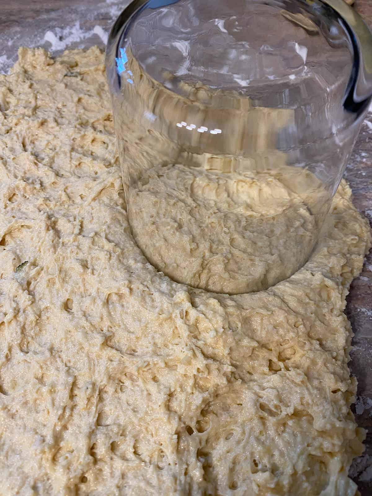 Butternusskürbis-Salbei-Gebäck 9 Gläser werden umgedreht, um gleichmäßige Biscuits zu formen.