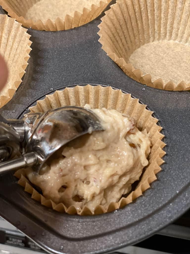 Einfache Vegane Apfelmuffins 9 Arbeitsschritt: Apfelmuffinmischung in die Backform geben
