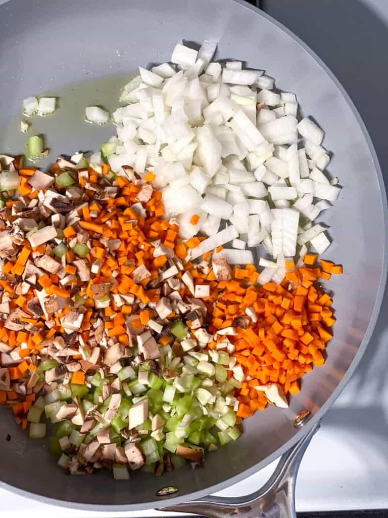 Veganer Linsen-Hirtenkuchen 9 Das Gemüse beginnt in der Pfanne anzubraten