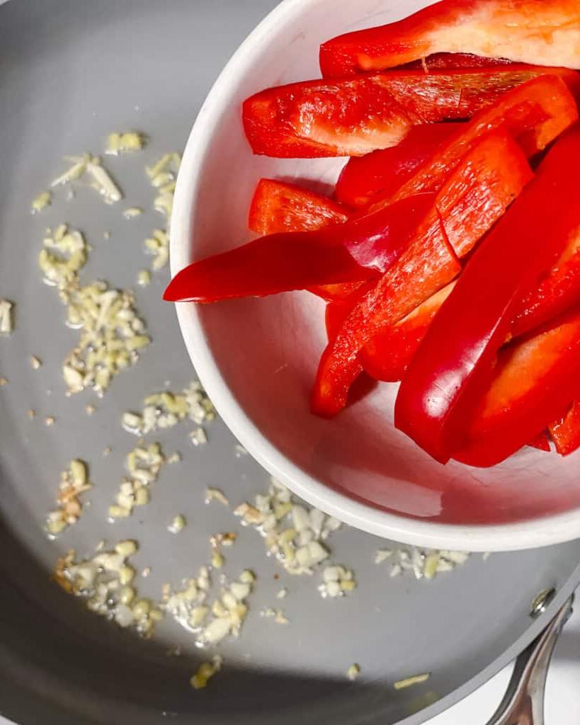 Einfaches Wok-Gemüse 9 Prozessaufnahme des Hinzufügens von Paprika zur Pfanne